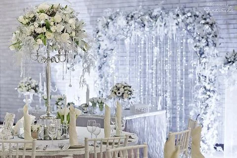 Wedding table decoration in a delicate white and light style Foto stock