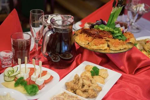 Wedding Table With Drinks And Appetizers Display Foto stock