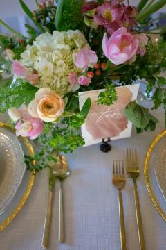 Wedding table set decorated with fresh flowers. Foto stock