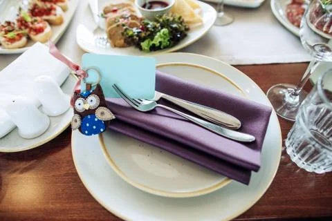 Wedding table setting. Beautiful table set in a restaurant with handmade deco Foto stock