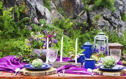 Wedding table setting decorated in rustic style. Mountains view Foto stock