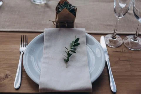 Wedding table setting. Eco wedding plates for the celebration. Stock Photos