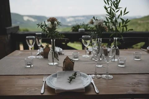 Wedding table setting. Eco wedding plates for the celebration. Stock Photos