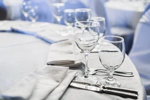 Wedding table setting. empty wine glasses Foto stock