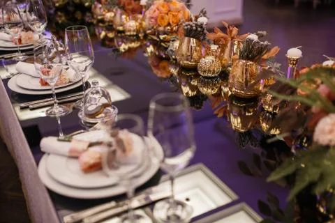 Wedding table setting. flowers and candles in a beautiful restaurant. view from 스톡 사진