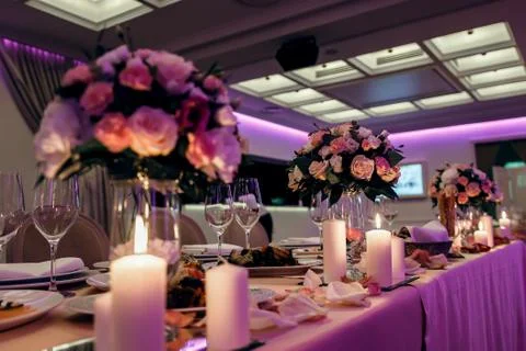 Wedding table setting. flowers and candles in a beautiful restaurant. bottom vie 스톡 사진