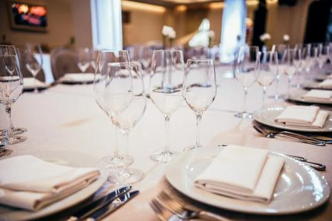 Wedding table setting. flowers and candles in a beautiful restaurant. 스톡 사진