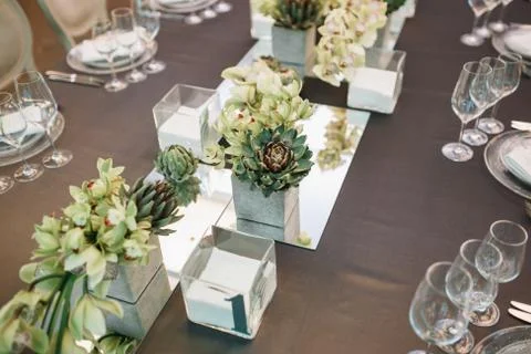 Wedding table setting. mirrors and flowers 스톡 사진