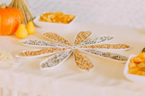 The wedding table setting. The placement of the pumpkin seeds dishes. Foto stock