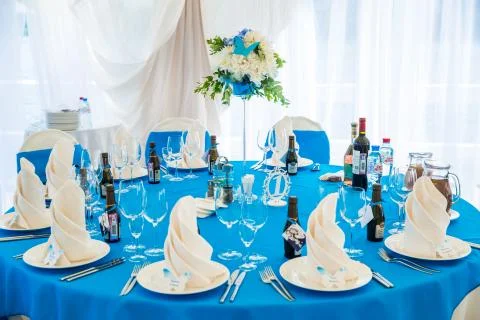 Wedding table setting up with plates and flowers 库存照片