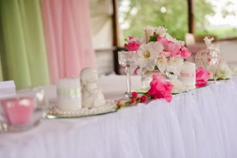 Wedding table setting sprig of lilac with a sign for the guest's name. table Stock Photos