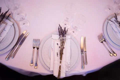 Wedding table setting. White napkins and sprigs of lavender 스톡 사진