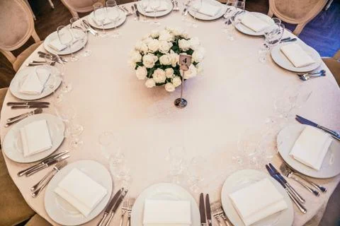 Wedding table setting. white roses and cutlery Foto stock