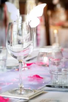 Wedding table setup with wine glasses and petals Foto stock