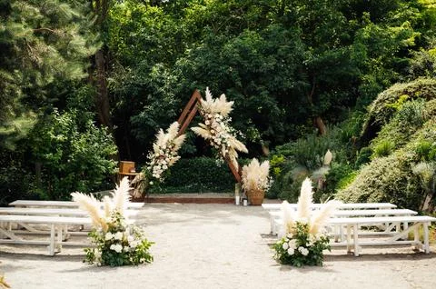Wedding triangular arch with roses on the background of nature Foto stock