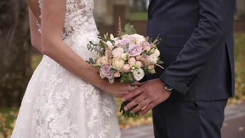 Wedding walk, Close-up of a bride and groom holding hands Video stock 125501623