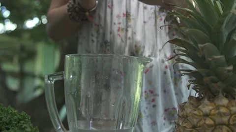 Weed in a blender Video stock 43131209