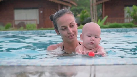 Weekly access to the pool. Children's swimming pool. Mom and baby. Vídeo Stock 195430116