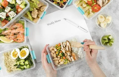 Weekly menu with plastic casseroles meals Stock Photos