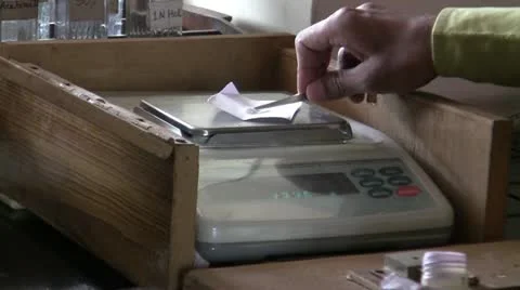 Weighing 動画素材 12073935