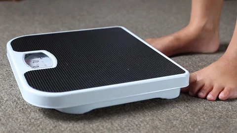 Weighing 스톡 동영상 105081763