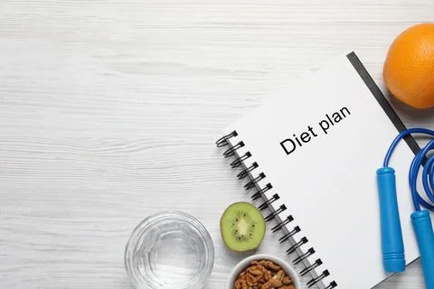 Weight loss concept. Flat lay composition with notebook, skipping rope, gla.. Foto stock