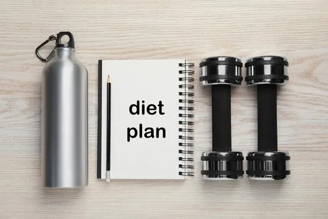 Weight loss concept. Flat lay composition with notebook, dumbbells and bott.. Foto stock