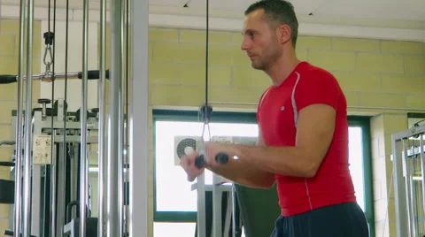 Weight machine triceps workout Stockbeeldmateriaal 30467688