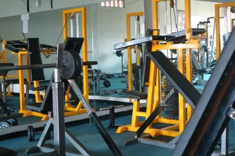 Weight training machines inside empty gym with mirrors in Indonesia Foto stock