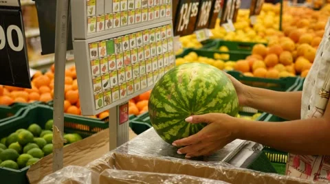 The weighting of goods in the store on the scale 库存影片 66389171
