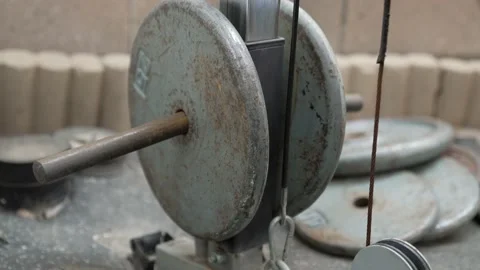 Weights on cable pull down machine go up and down outdoor gym 스톡 동영상 163770725