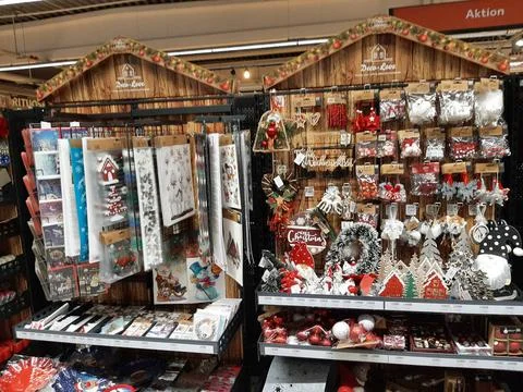   Weihnachts Deko im Supermarkt Hamburg Hamburg Deutschland *** Christmas ... Stock Photos