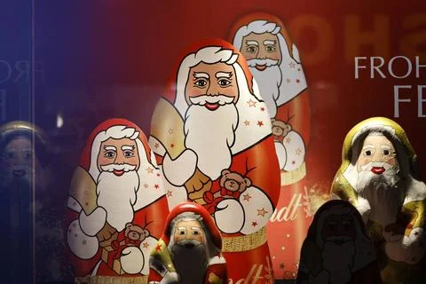  Weihnachtsdeko mit Weihnachtsmännern im Stile der Lindt-Schoko-Weihnachts.. Stock Photos