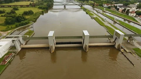 Weir and sluice, River Main - Wehr und Schleuse Kostheim 動画素材 64527451