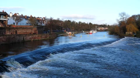 Weir on river Dee in Chester in winter Vídeos de archivo 168763709