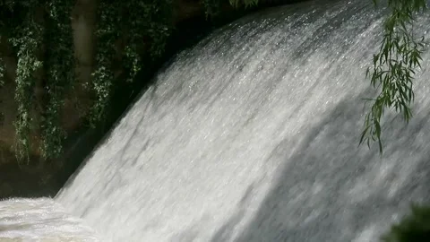Weir on the River Sid, Sidmouth, Devon Vidéo 153802468