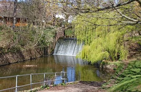 The weir on the river Sid in Sidmouth, Devon in the parkland area known as Th Stock Photos