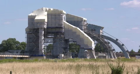 Weir in scaffolding wrap Stock-Footage 93552484