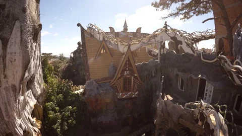 Weird Structures of the Hang Nga Crazy House in Da Lat Vídeos de archivo 89570894