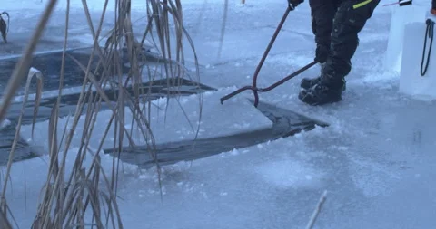 Weissensee lac cutting ice bis getting the ice out of the water04070979 Stock Footage 264973052