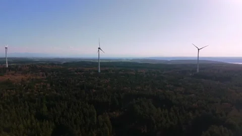 Weitwinkelaufnahme eines Windparks mit vier Windkraftanlagen bei Starnberg Stock Footage 332613055