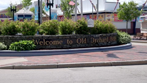 Welcome to Old Orchard Beach stone sign by amusement park, Maine, slow gimbal Vídeo Stock 337862900