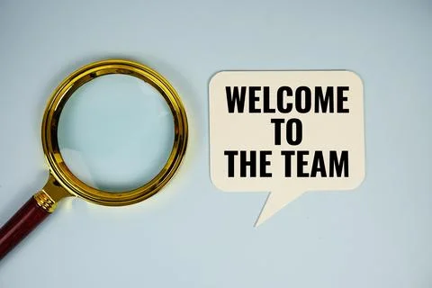 Welcome to the team text on speech bubble with magnifying glass top view on.. Foto stock