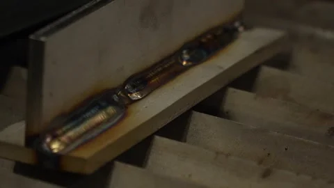 Weld on a metal plate 動画素材 291512833