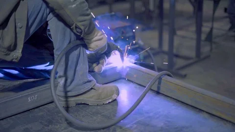 Welder brews iron 스톡 동영상 98605555