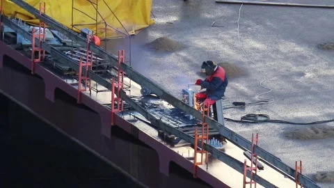 Welder conducts construction work on a bridge under construction Vídeos de archivo 161351692