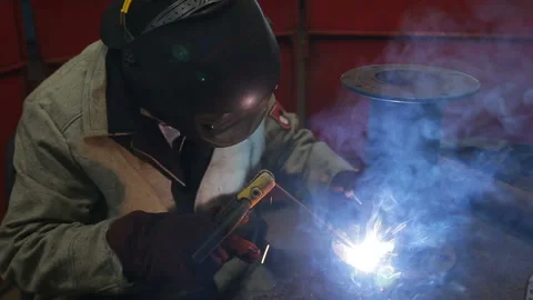 Welder cooks metal structures Stock-Footage 95422098