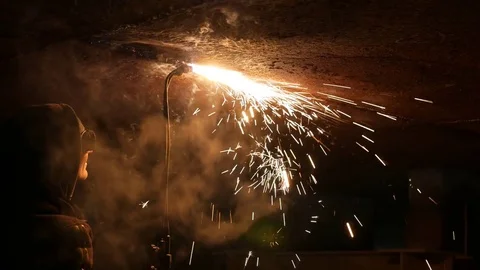 Welder cuts metal Stock-Footage 83000396