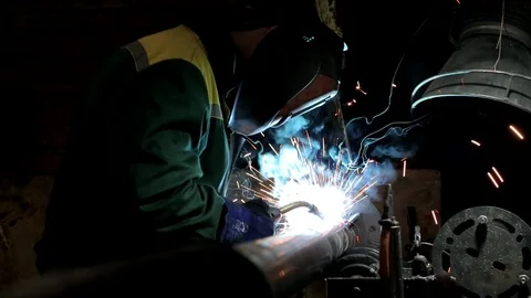 Welder doing his job 스톡 동영상 93830372