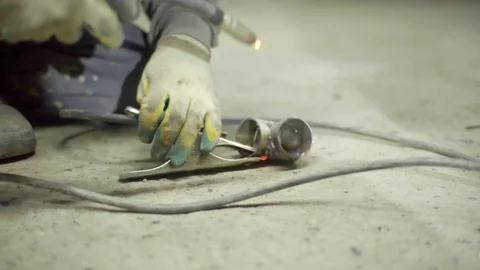 Welder during process of welding pipe Vídeos de archivo 128920660
